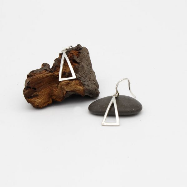 Pendientes triángulos minimalistas con gancho pescador. Platería artesana