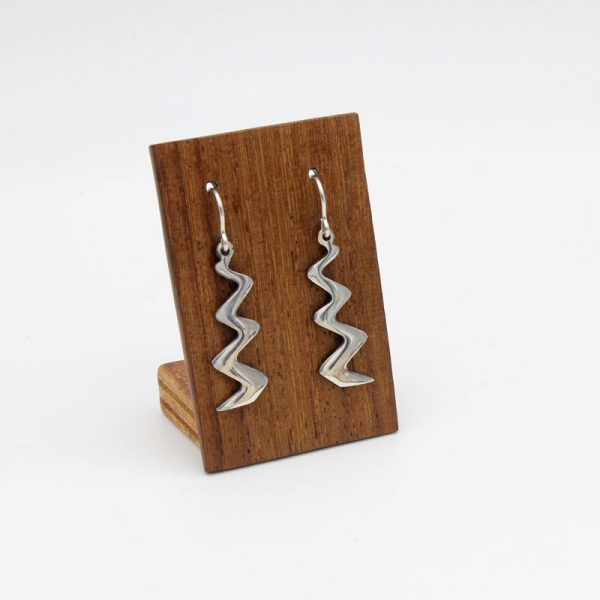 zigzag de plata - Pendientes artesanales con forma de camino en zig zag - Joyería artesanal contemporánea