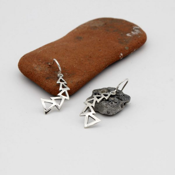 Pendientes cola de dragón en plata 925 con triángulos y gancho pescador
