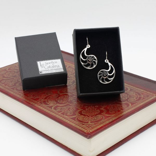 Espiral áureo - Pendientes de plata artesanales en forma de caracol - Joyería moderna de autor