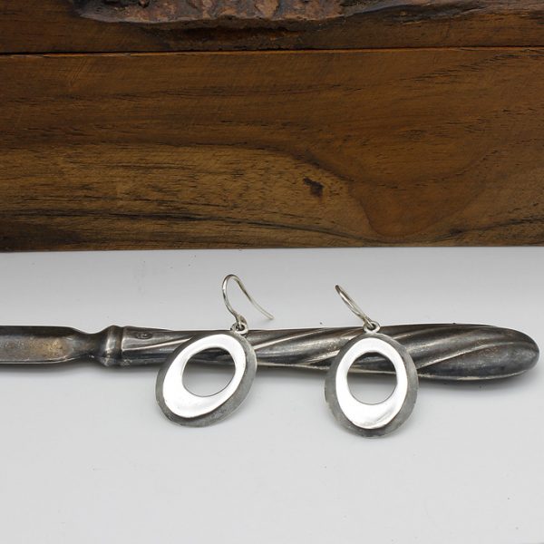 Pendientes patinados ovalados artesanales. Hechos en plata esterlina. Joyería moderna de autor