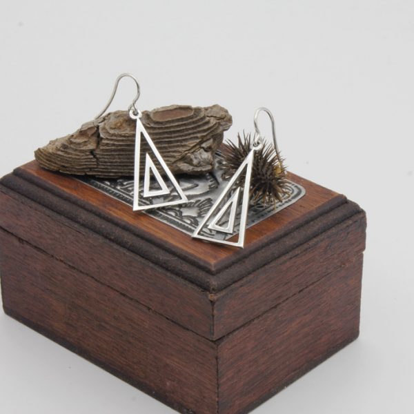 Pendientes triangulares de plata con gancho pescador.